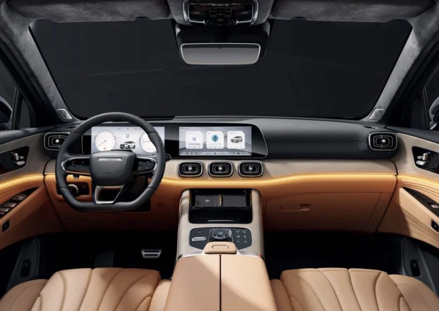 A marca abre a linha com a versão de sete lugares, pensando em famílias que precisam de versatilidade, e prepara a opção de seis assentos individuais para quem busca conforto e experiência mais executiva.