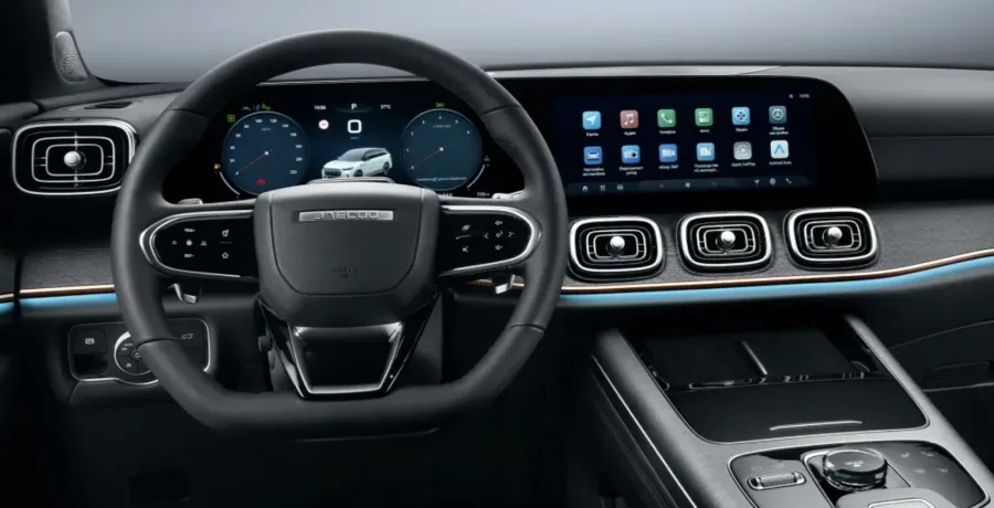 O interior do Jaecoo 8 combina tela vertical grande, acabamento refinado e teto panorâmico, criando ambiente espaçoso para uso diário e viagens.