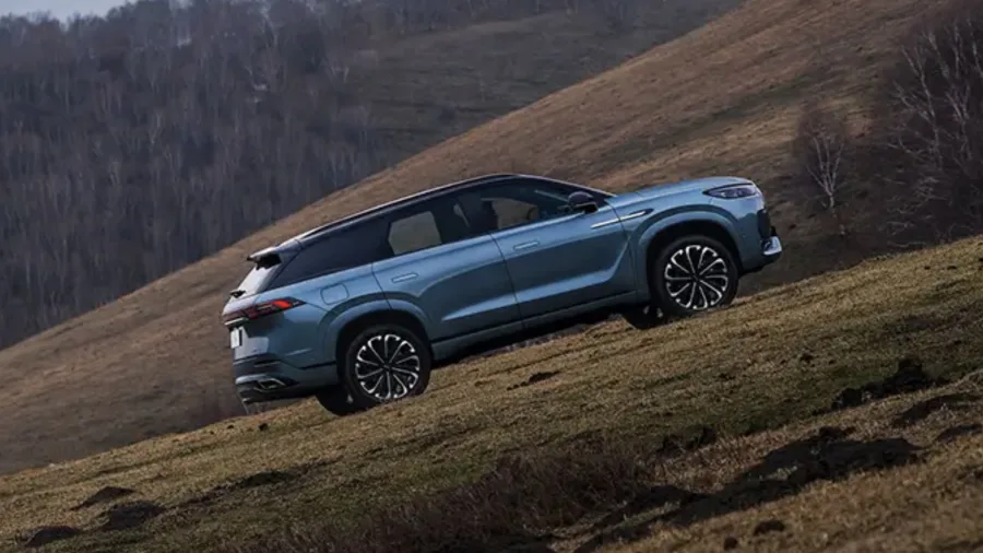 As versões alternativas oferecem potência de 257 cv e 39,5 kgfm, expandindo o alcance do modelo para perfis que buscam eficiência sem abrir mão de desempenho real em rodovia e rotina diária.