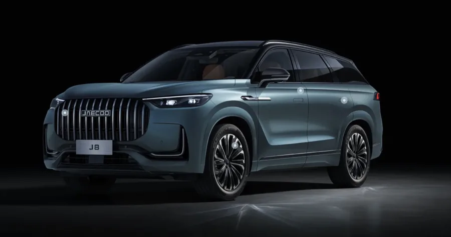 Com 4,82 m de comprimento e porta malas de 738 litros com a terceira fileira rebatida, o Jaecoo 8 prioriza espaço real e uma cabine refinada com tela vertical ampla e teto panorâmico generoso.