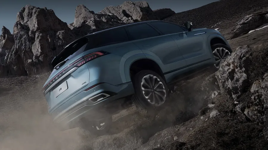 A mecânica híbrida plug in une motor 1.5 turbo a dois elétricos e bateria de 30 kWh, resultando em mais de 500 cv, tração integral e capacidade para uso urbano, viagens longas e trechos fora do asfalto.