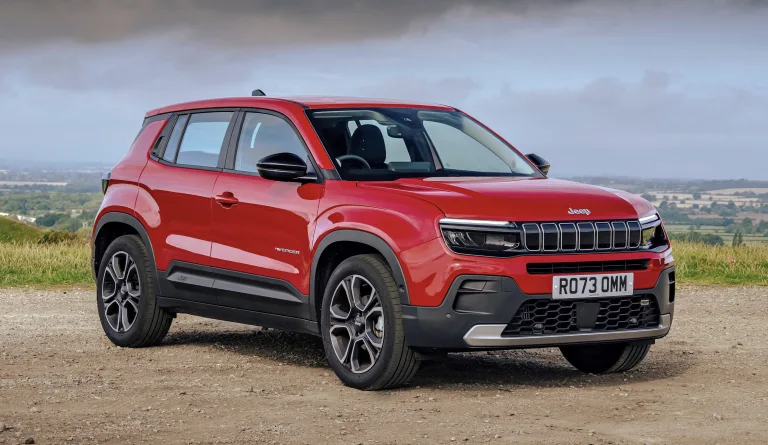 Jeep Avenger 2026 foi revelado no Salão do Automóvel 2025: SUV mais barato da Jeep terá ChatGPT