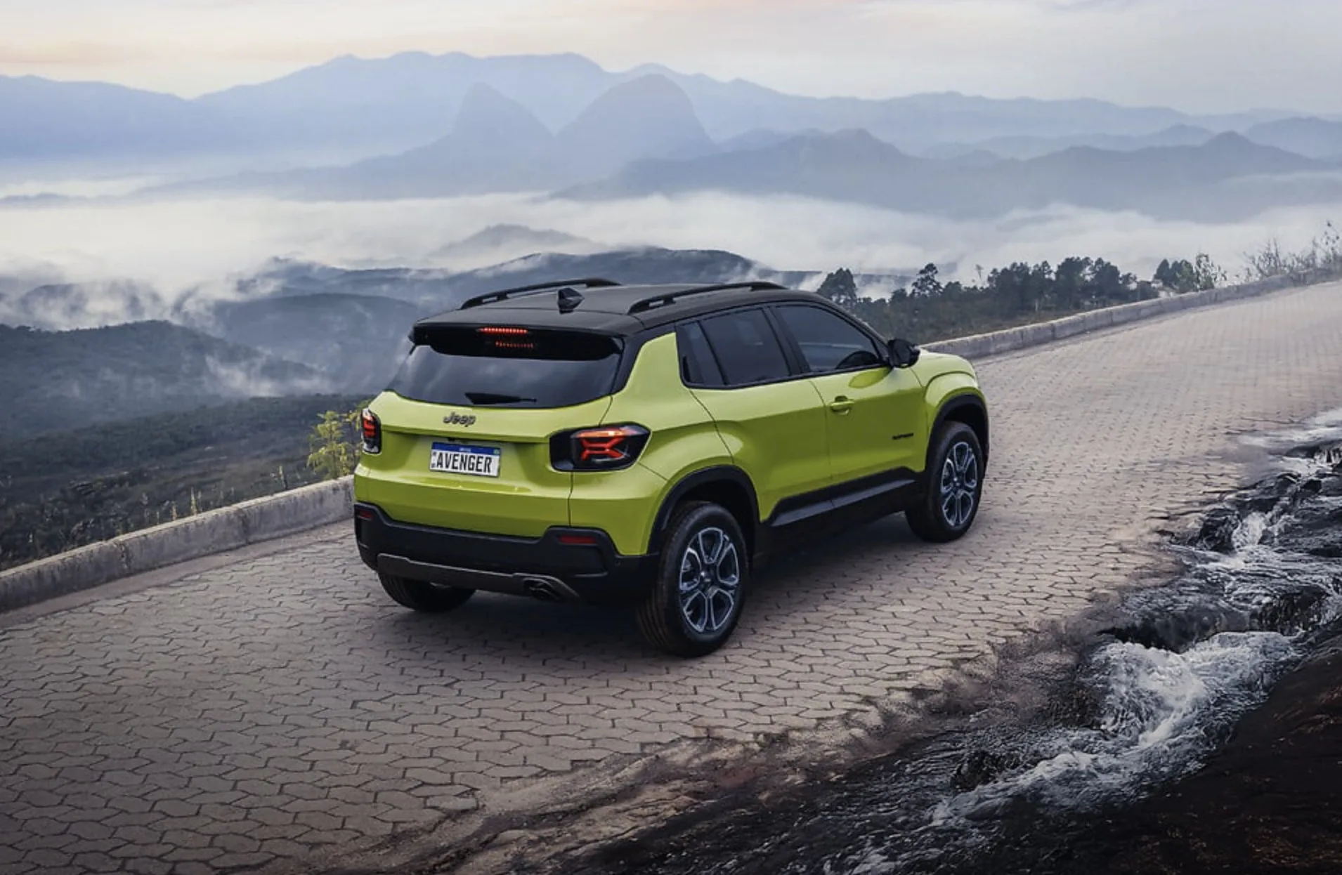 Jeep Avenger começa a ser produzido em Porto Real com tecnologia Bio-Hybrid MHEV 12V, novo turno, 800 contratações diretas e plano de R$ 3 bilhões até 2030