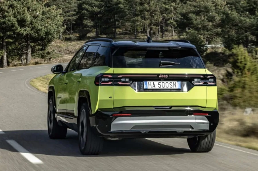 O crescimento em comprimento, altura e entre eixos melhora a presença do Compass nas ruas. Faróis de LED ligados à grade e lanternas em C com faixa iluminada reforçam o visual robusto sem exageros.