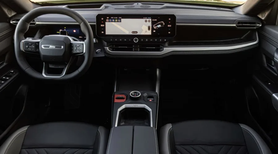 A cabine avança com a tela de 16 polegadas que centraliza tudo e o quadro digital que eleva o padrão. O espaço melhora com túnel quase inexistente, muitos porta objetos e porta malas de 550 litros.