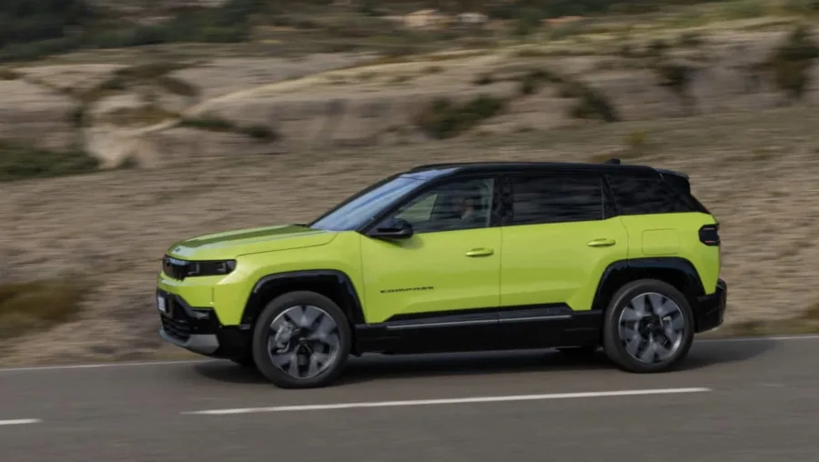 O motor 1.2 híbrido leve de 145 cv foca eficiência no trânsito urbano, usando modo elétrico em baixas velocidades. A suavidade melhora no uso contínuo e a direção leve facilita o dia a dia.