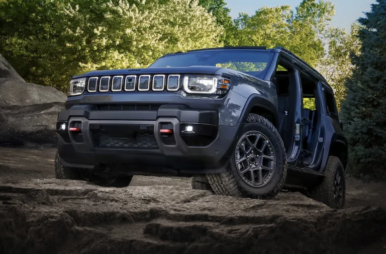 Jeep Recon 2026 leva o espírito do Wrangler para o mundo elétrico e encara trilhas com 400 km de alcance