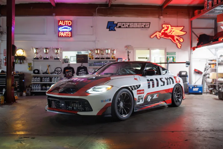 O NISMO GT-Z, criado pela Forsberg Racing, transforma o esportivo Z em carro de pista com peças NISMO, suspensão especial e visual agressivo, pronto para correr na GRIDLIFE 2026.