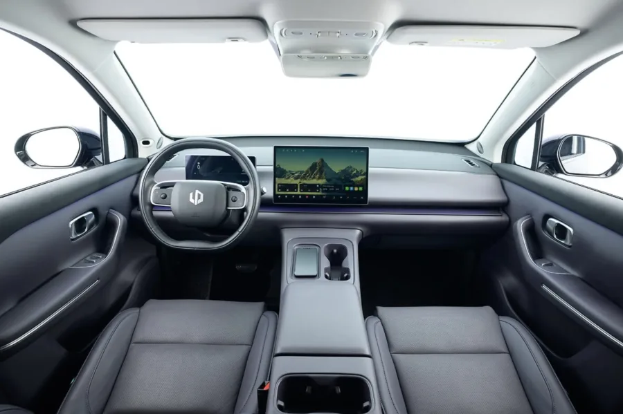 Leapmotor C10 REEV 2026 mostra potência elétrica e complexidade digital em teste real