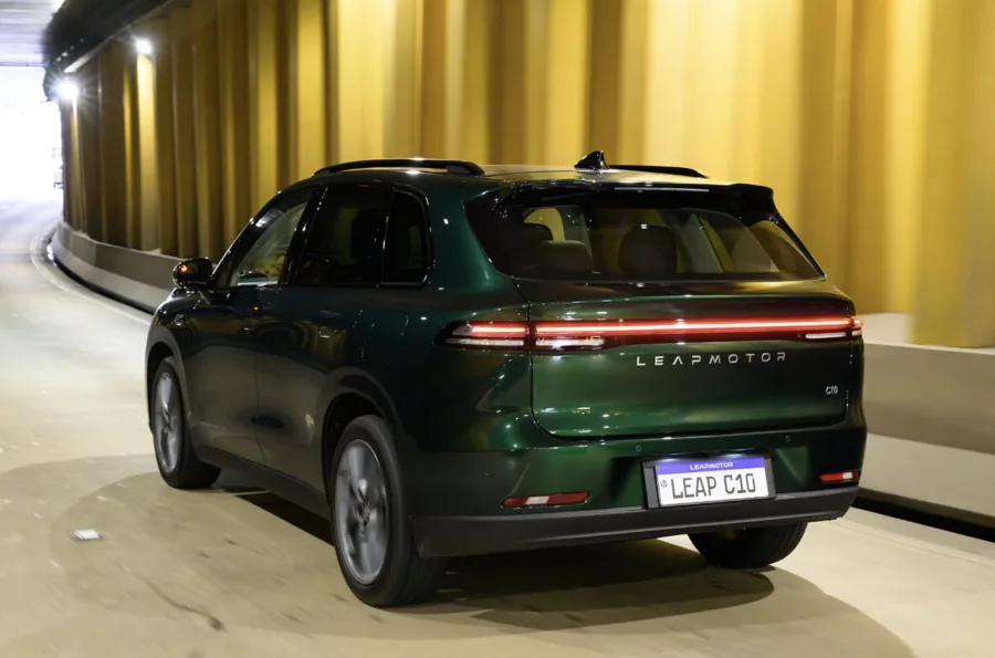 O design fluido, as rodas de 20 polegadas e o interior digital com iluminação inteligente criam uma atmosfera moderna e refinada.