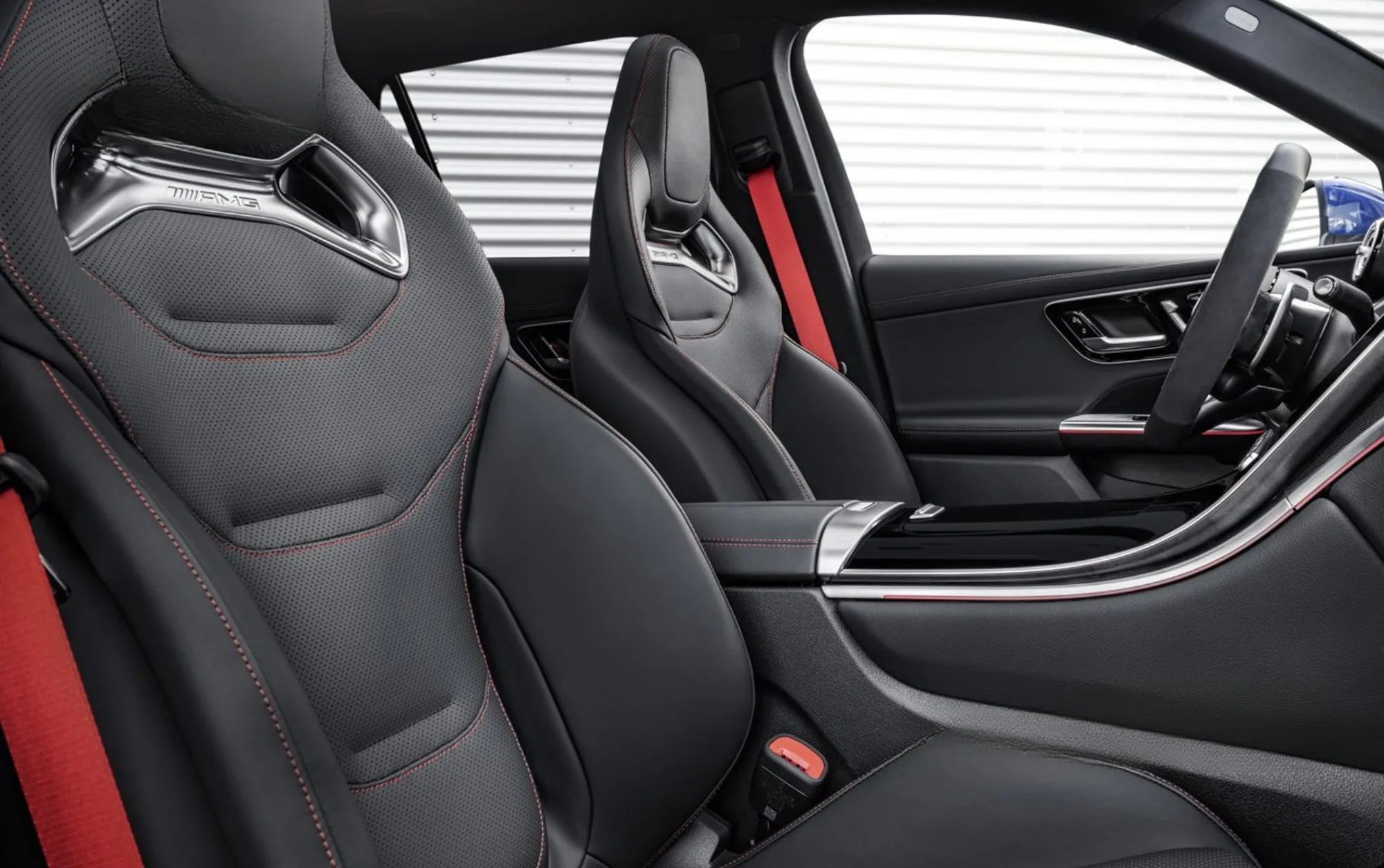 Motor e desempenho: Com motor 2.0 turbo de 421 cv e torque de 51 kgfm, acelera de 0 a 100 km/h em 4,8 s, oferecendo dirigibilidade esportiva com estabilidade e respostas imediatas.