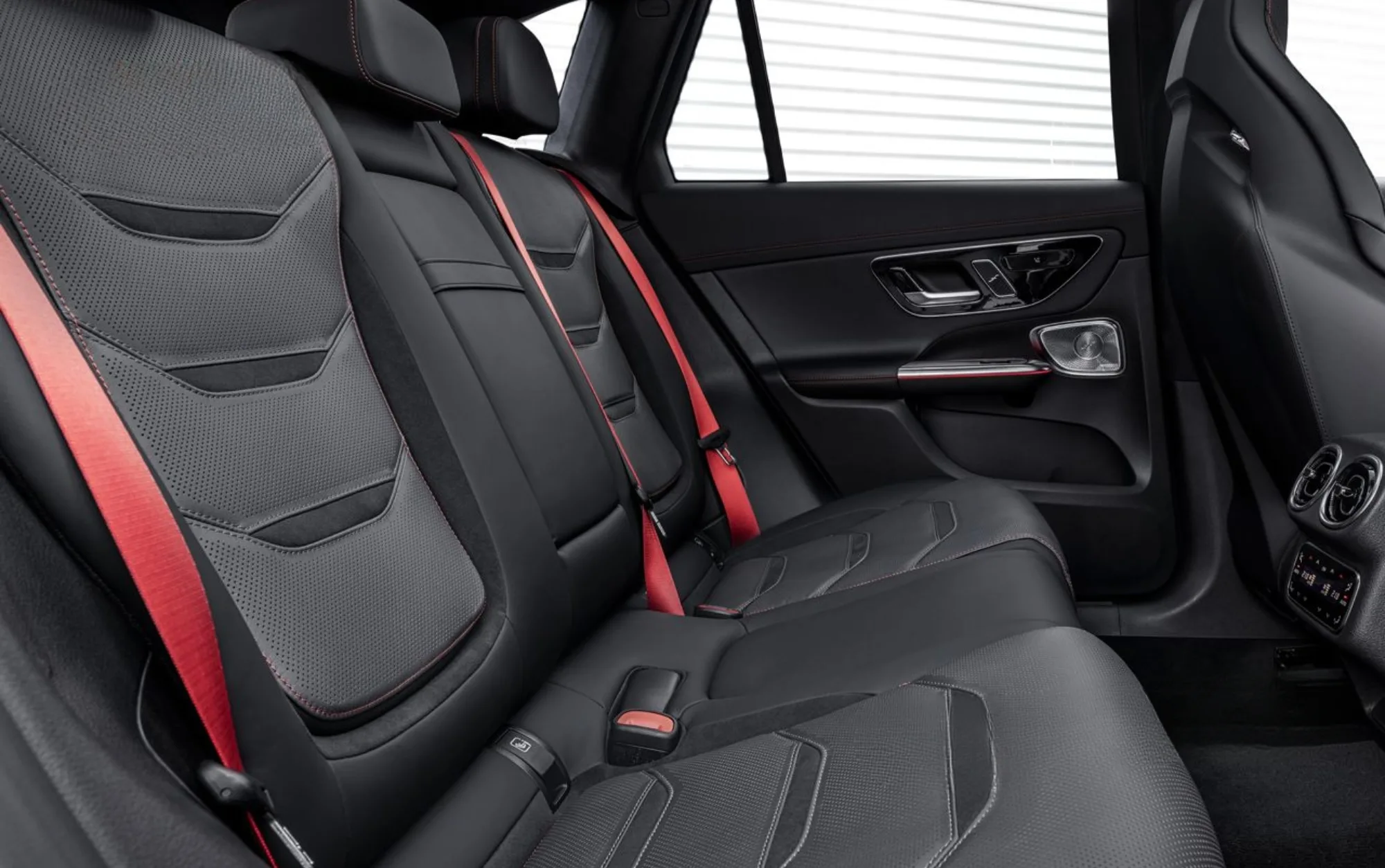 Consumo e autonomia: Faz 7,2 km/l na cidade e 9,2 km/l na estrada, com autonomia de 446 km em uso urbano e 570 km em rodoviário, equilibrando força e eficiência.