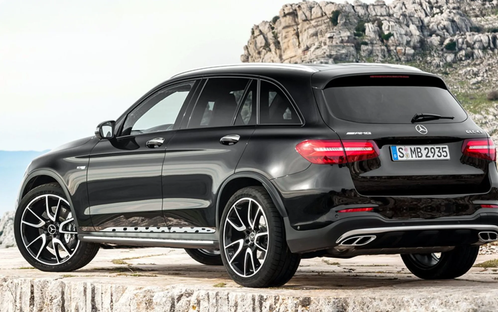 Conforto e segurança: SUV para 5 ocupantes, com bancos elétricos, suspensão pneumática e 10 airbags. Oferece teto panorâmico, som Burmester e assistentes de condução.