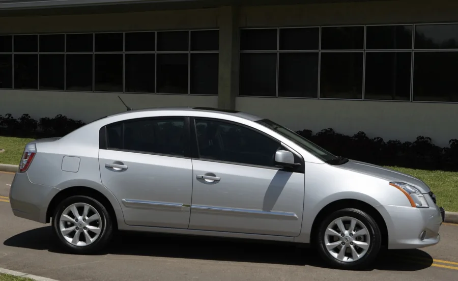 O consumo é de 6 km/l com etanol e 11,7 km/l com gasolina. O tanque de 55 litros oferece autonomia de até 640 km, bom para quem viaja com frequência.