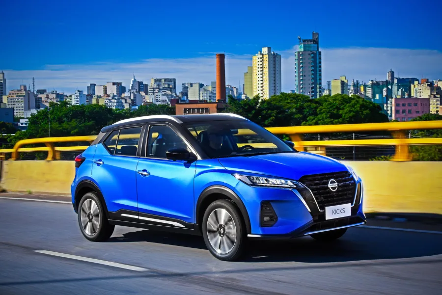 O Kicks nasceu no Brasil em 2016 e se tornou sucesso global. SUV moderno, combina estilo, tecnologia e eficiência, sendo o modelo mais vendido da Nissan.