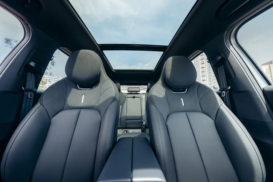 O SUV oferece 5 lugares, bancos com ventilação, massagem, teto panorâmico e pacote de segurança completo, incluindo alerta de colisão e piloto automático adaptativo.