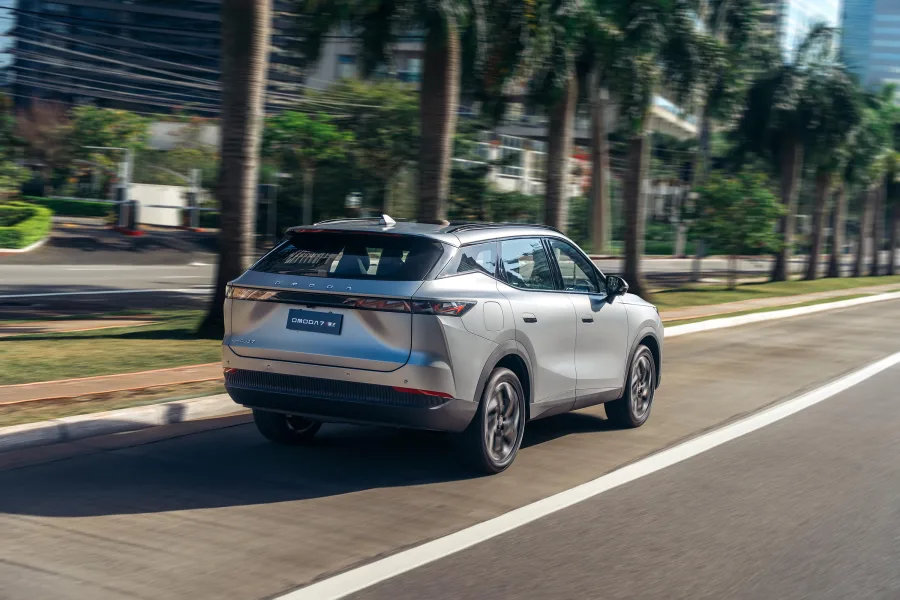 O consumo urbano é de 14 km/l, rodoviário 11,9 km/l, com autonomia combinada de 840 km e autonomia elétrica de 60 km, suficiente para trajetos urbanos curtos.