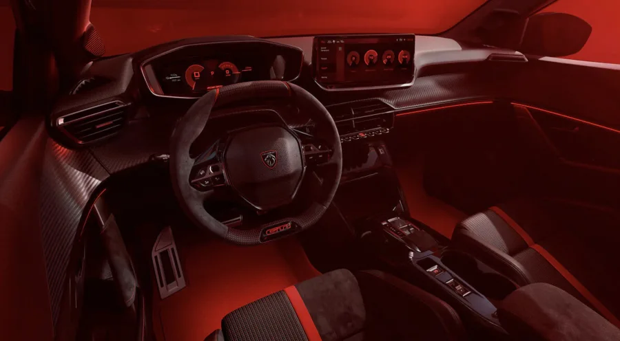 O maior argumento do E-208 GTi é a combinação de motor de 280 cv com chassi afinado pela Peugeot Sport, entrega que deve oferecer desempenho visceral em um compacto elétrico.