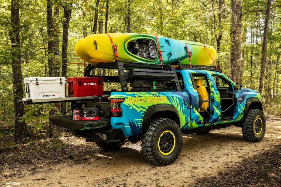 A Frontier Rapid Runner vira picape de expedição, com eixos da Titan, pneus de 37", rack para caiaques, assentos impermeáveis e energia solar, pronta para aventura e resistência.