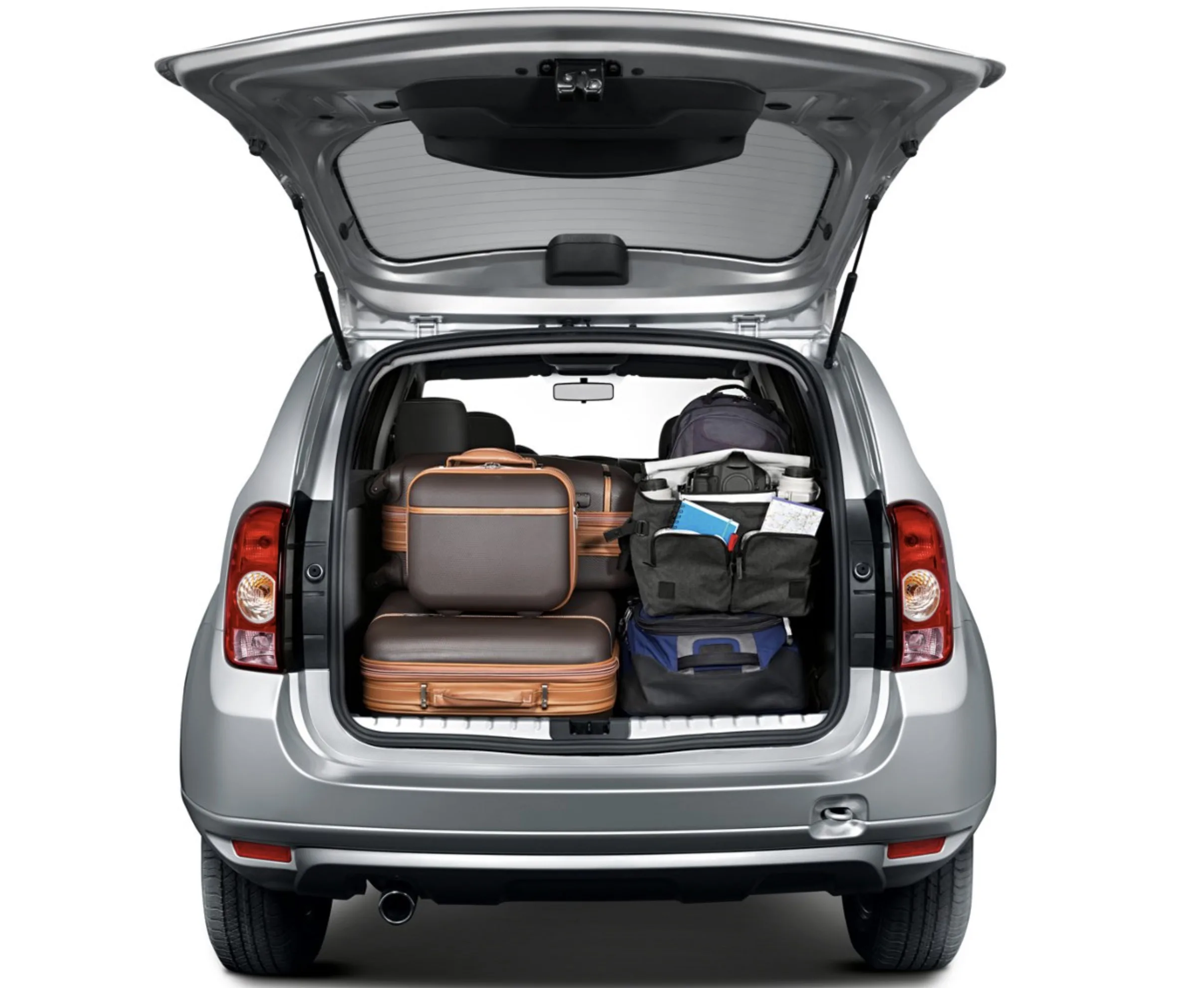 O Duster tem porta-malas de 475 litros, contra 385 litros do Renegade Altitude, oferecendo 90 litros extras para malas, compras e bagagens de uma família inteira.