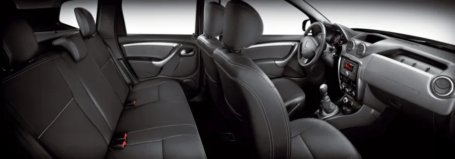 A transmissão manual de seis marchas, direção hidráulica e tração 4x4 garantem controle e condução segura em diferentes tipos de terreno.