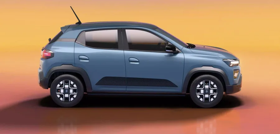 A autonomia média de 180 km, com bateria de 26,8 kWh, atende bem à rotina urbana. O carregamento rápido de 30 kW permite recuperar boa parte da carga em menos de uma hora.