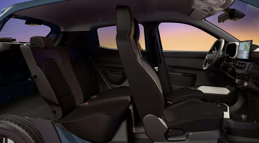 O interior acomoda quatro pessoas, tem 290 litros de porta-malas e acabamento simples. A proposta é funcional, feita para quem prioriza praticidade.