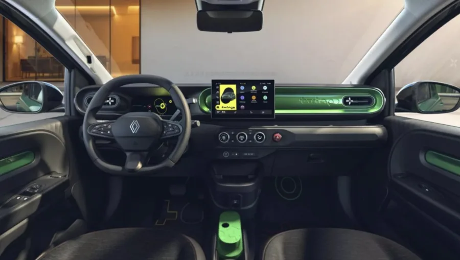 O interior combina painel digital de sete polegadas, central multimídia de 10” e bancos deslizantes, unindo conforto, tecnologia e referências ao modelo dos anos 90.