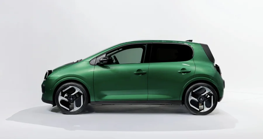 Com 3,78 metros e 360 litros de bagageiro, o Twingo oferece espaço generoso e praticidade. Suas proporções equilibradas tornam o modelo ideal para o dia a dia nas cidades.