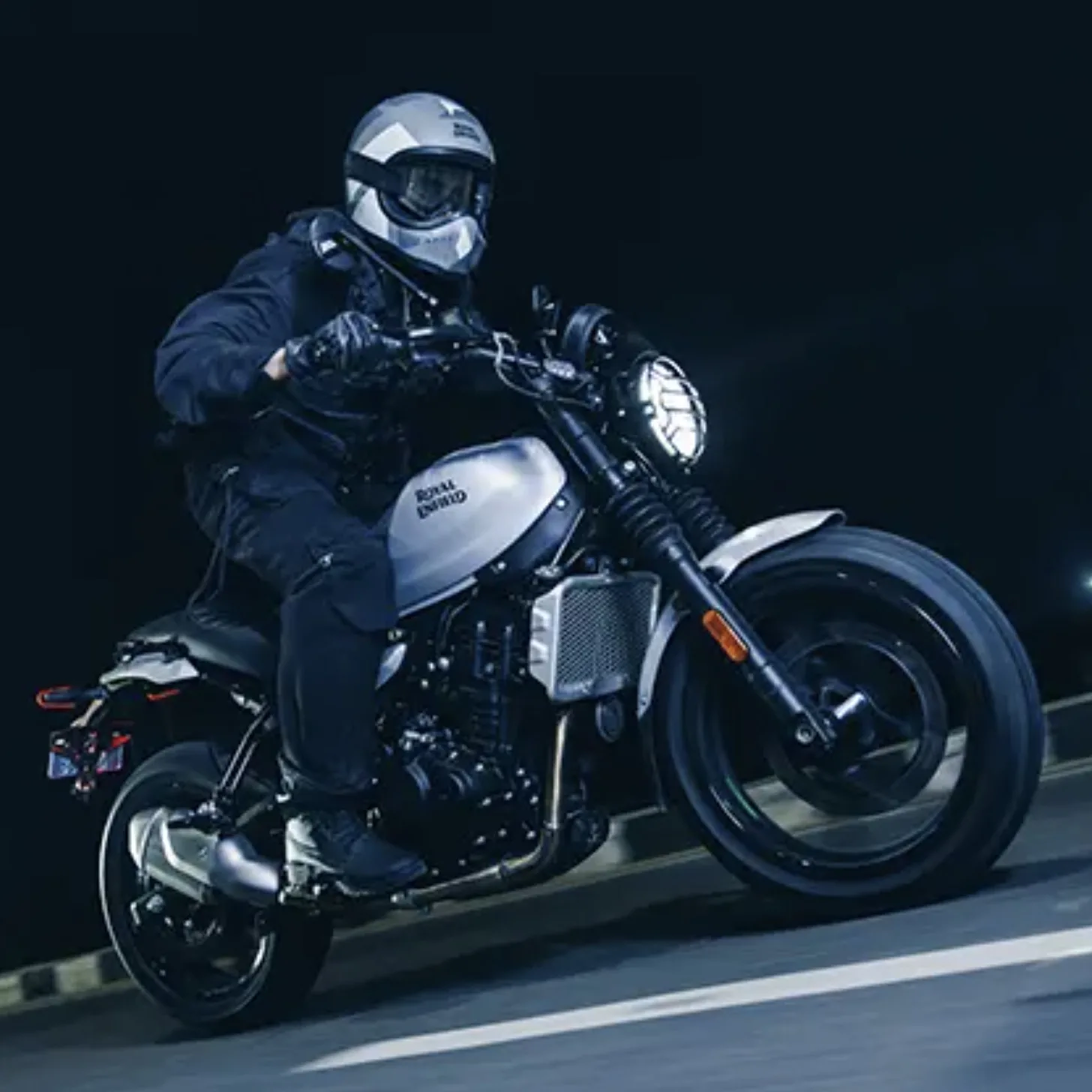 No dia a dia, o guidão largo pede atenção nos corredores, mas na via rápida traz estabilidade e conforto para rodar mais relaxado.