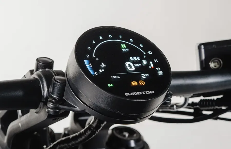 Ela traz câmbio de seis marchas, embreagem assistida e transmissão final por correia. O objetivo é entregar condução mais suave e reduzir manutenção.