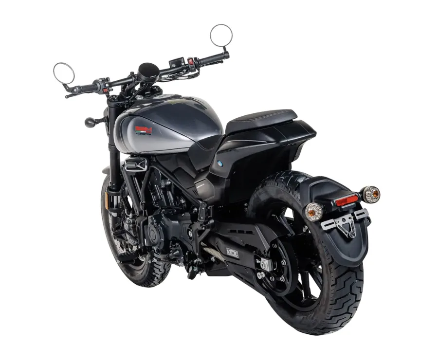 O pacote inclui garfo dianteiro invertido, monoamortecedor traseiro, ABS de duplo canal e controle de tração. A Shineray tenta elevar padrões com a divisão premium SBM.