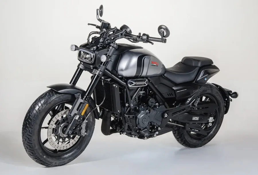 A moto usa motor bicilíndrico de 554 cm³ com 56,1 cv a 10.500 rpm e torque de 5,5 kgfm a 5.500 rpm. É o conjunto mais forte já oferecido pela marca no Brasil.