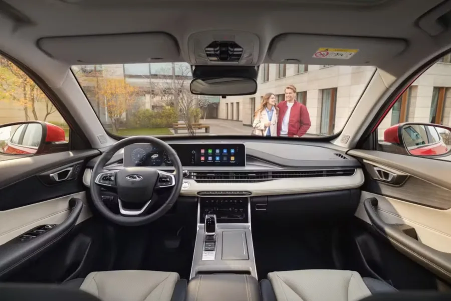 Por dentro, o destaque vai para as telas duplas de 10,25 polegadas que reúnem quadro de instrumentos e multimídia, solução típica de SUVs de categoria superior.