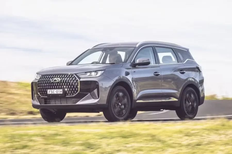 O novo Chery Tiggo 7 chega com visual mais esportivo, grade redesenhada e interior moderno com telas integradas, buscando espaço entre SUVs médios mais refinados.