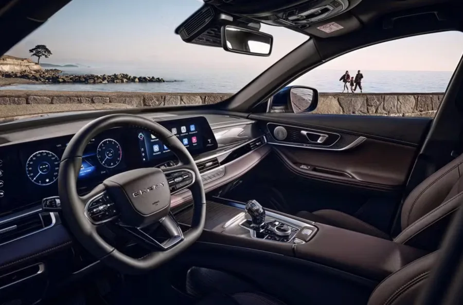 Por dentro, o Tiggo 7 traz novo volante, console central elevado e quadro de instrumentos digital, combinando tecnologia, ergonomia e sensação de sofisticação.