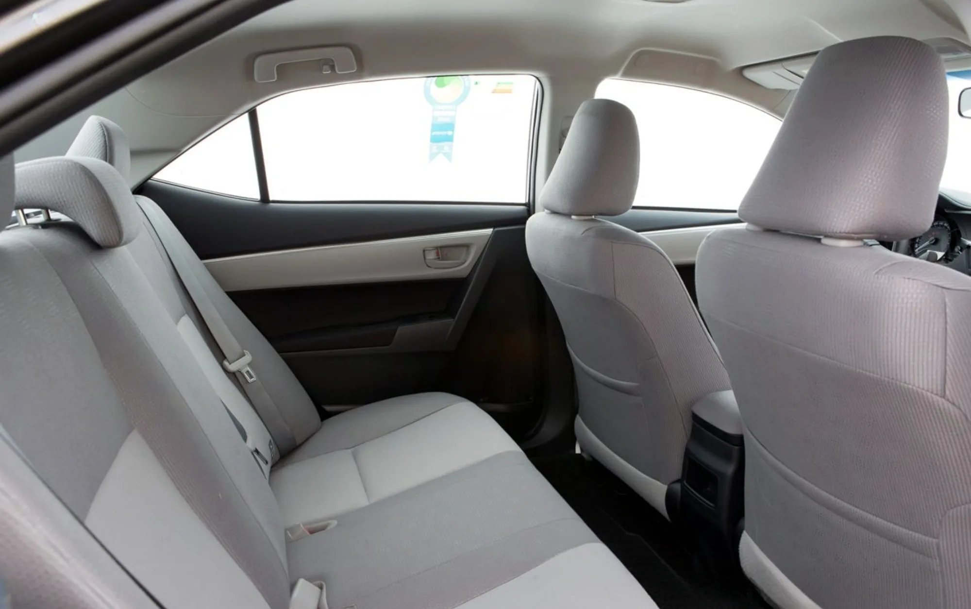 Com cinco lugares, ar-condicionado, direção elétrica e freios a disco nas quatro rodas, o Corolla GLi 2017 traz airbags frontais e laterais, ISOFIX e cabine silenciosa e confortável.