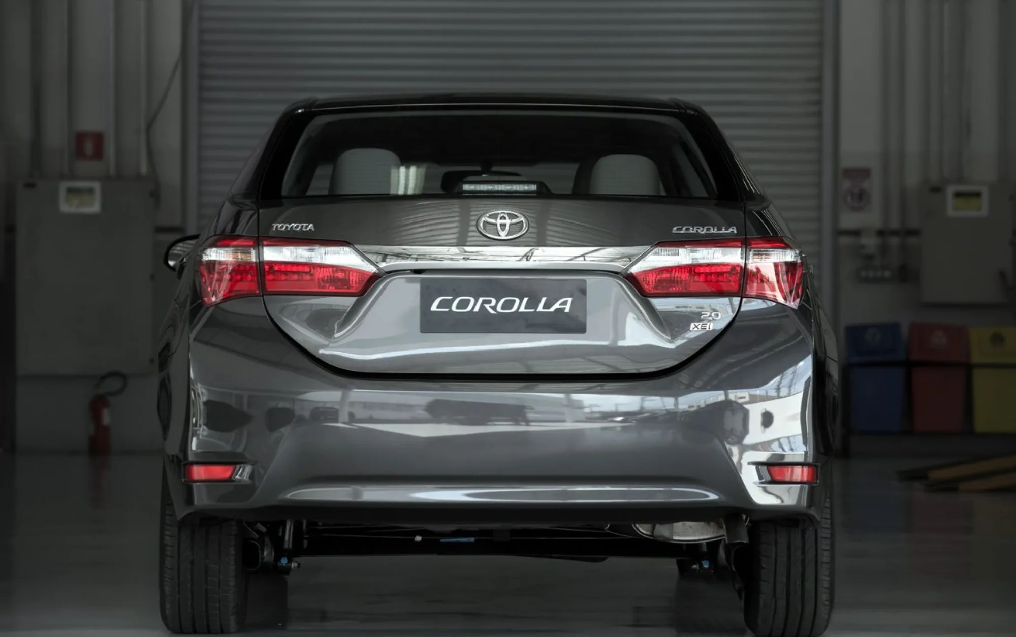 O sedã oferece ótimo espaço interno e 470 litros de porta-malas, desempenho linear e conforto na estrada, sendo prático e econômico para o uso urbano e viagens curtas.