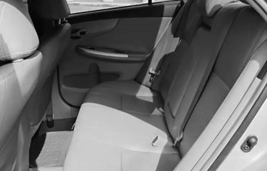 O interior acomoda cinco pessoas, tem 470 litros de porta-malas e bancos confortáveis. É espaçoso e bem isolado, ideal para famílias e quem valoriza conforto diário.