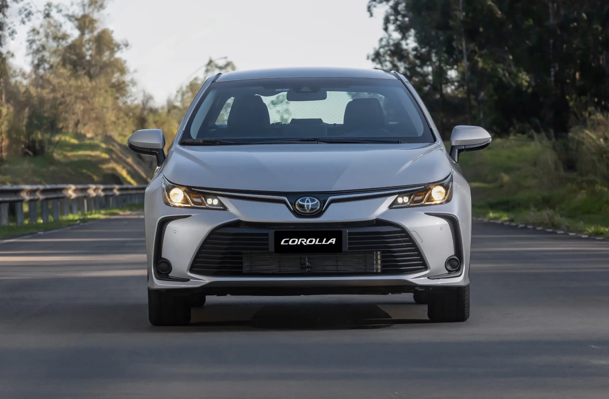 Toyota Corolla GLi HEV 2026 custa R$ 175.790, faz 17,5 km/l na cidade com gasolina e pode passar de R$ 18 mil no primeiro ano com IPVA, seguro e revisão.