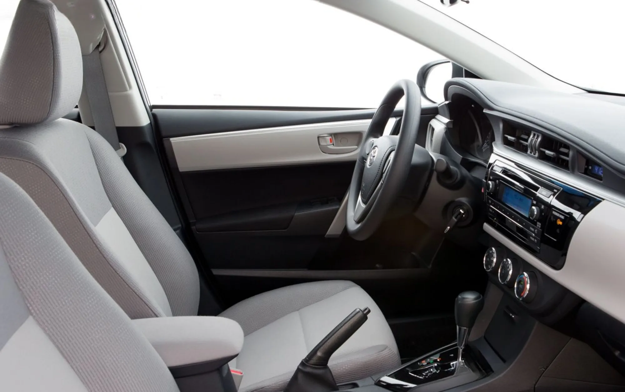 O conforto é um dos principais atrativos do modelo. O espaço interno acomoda cinco pessoas, os bancos revestidos em couro e o bom isolamento acústico elevam a sensação de bem-estar.