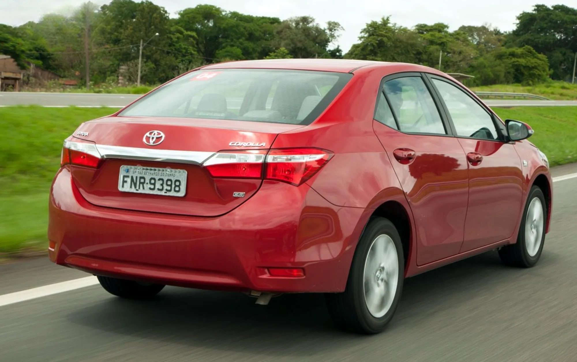 Na segurança, o Corolla traz airbags frontais e laterais, freios a disco nas quatro rodas com ABS, cintos de três pontos para todos e ancoragem ISOFIX.