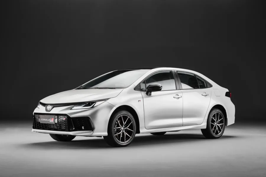 O Corolla GR-S 2026 chama atenção pelo visual esportivo, mas é na rua que ele prova seu valor com o motor 2.0 de 175 cv e respostas firmes nas acelerações do dia a dia.