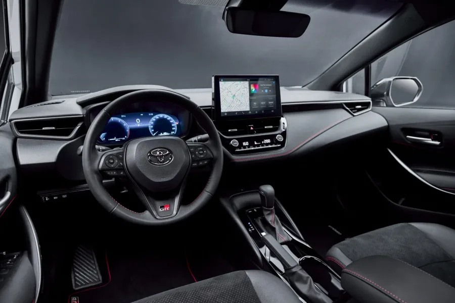 O interior traz ar digital de duas zonas, carregador por indução, conectividade completa e posição de dirigir confortável, criando um ambiente prático para uso intenso e viagens longas.