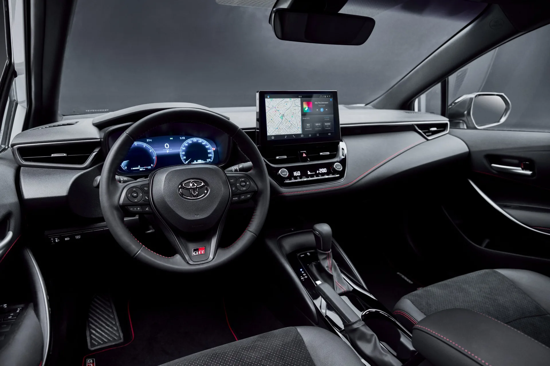 O interior traz ar digital de duas zonas, carregador por indução, conectividade completa e posição de dirigir confortável, criando um ambiente prático para uso intenso e viagens longas.