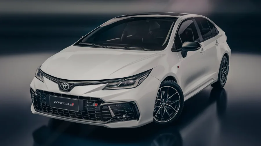 O pacote de segurança inclui alerta de colisão, ponto cego, permanência em faixa, frenagem automática e faróis de LED, entregando proteção constante em qualquer tipo de deslocamento.