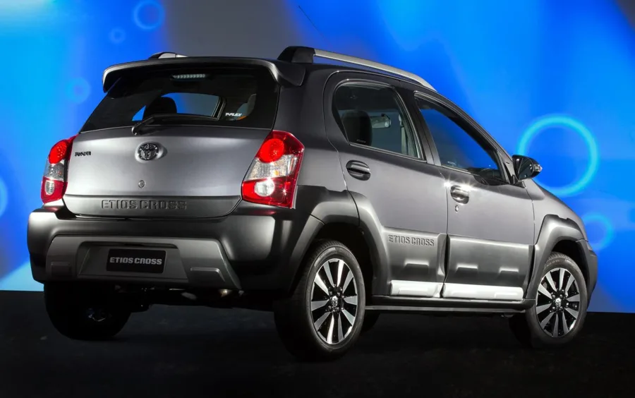 Faz média de 8,5 km/l com etanol e 13,4 km/l com gasolina. O tanque de 45 litros garante autonomia superior a 600 km em trajetos mistos.