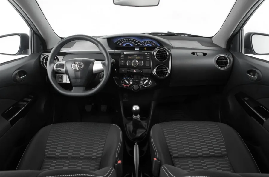 A direção elétrica leve e o câmbio manual de cinco marchas tornam a condução fácil. A tração dianteira oferece estabilidade, mas a carroceria inclina em curvas.