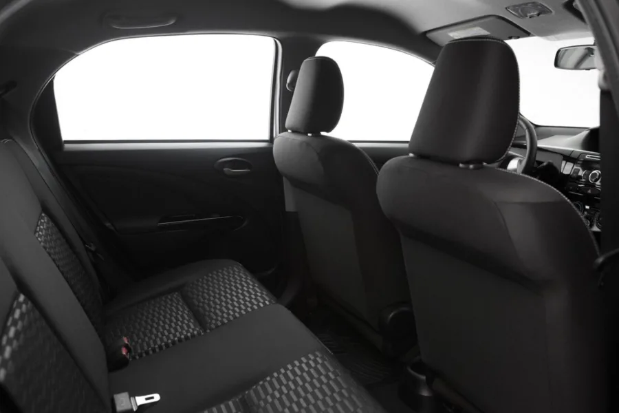 O interior comporta cinco ocupantes e traz porta-malas de 270 litros. É simples, mas funcional, com conforto adequado para o dia a dia.