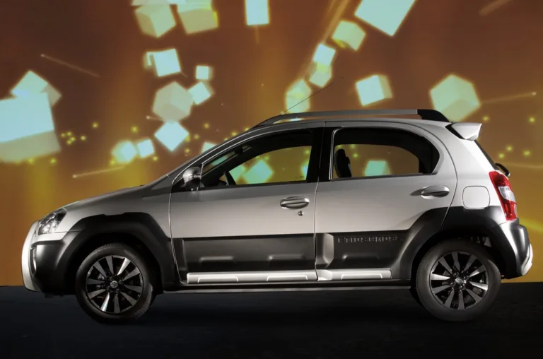 Toyota Etios Cross 1.5 2014: Preço, Ficha técnica, Consumo, Equipamentos e Fotos; aparência aventureira engana, mas é um carro urbano